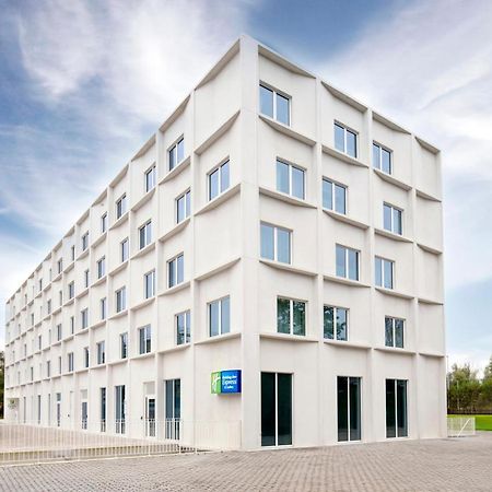 Holiday Inn Express & Suites Ghent By Ihg Exterior photo