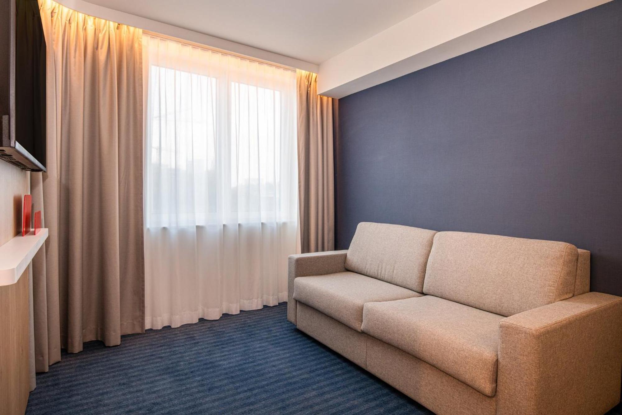 Holiday Inn Express & Suites Ghent By Ihg Exterior photo